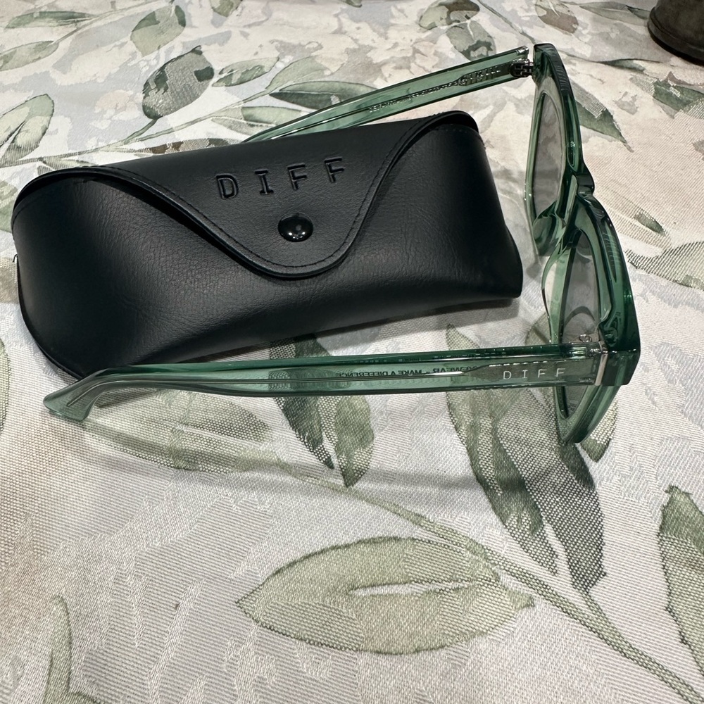 Diff Eyewear Green Transparent Sunglasses - Picture 5 of 6